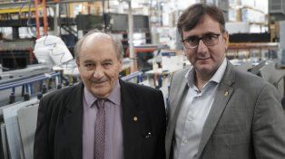Eduardo Scoppa, preside Arneg Argentina y Carlos Pasciullo es el CEO de la empresa que tiene dos naves, una en Rosario y otra en Alvear.