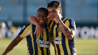 Juntos fueron dinamita. Jaminton Campaz y Martínez Dupuy se abrazan tras uno de los goles del canalla en Sarandí.