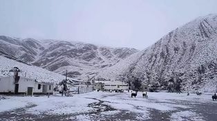 En pleno verano, el pueblo jujeño de Santa Catalina amaneció bajo un manto de nieve