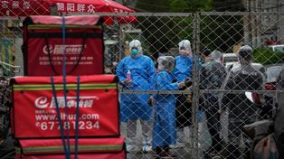 China coloca barreras de metal en las ciudades para frenar el coronavirus