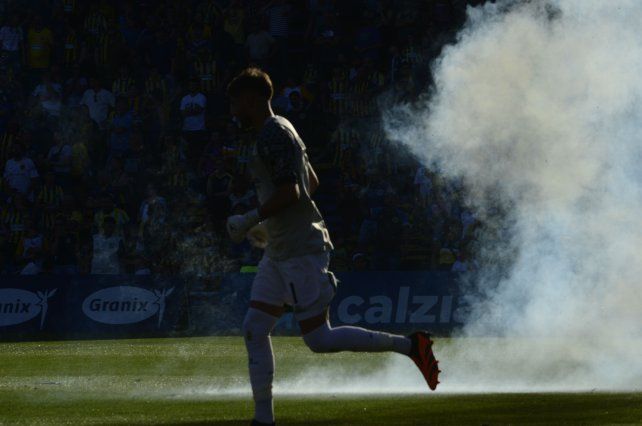 El arquero Sanguinetti se aleja del área de Banfield con las bombas estallando al lado.