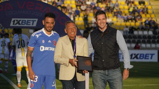 La dirigencia de la U de Chile le entregó a Miguel Ángel Russo una plaqueta recordando su gran paso antes de recalar en Central. Lo acompañó el capitán rival