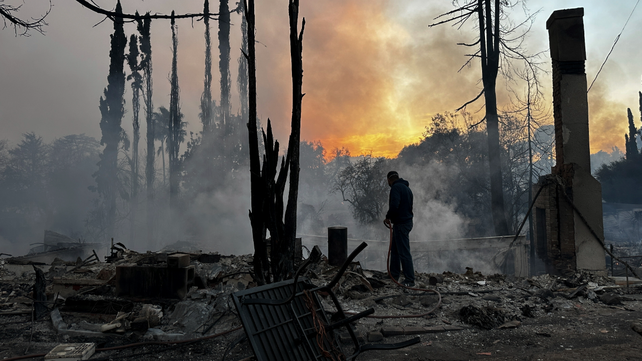 Por los devastadores incendios en Los Ángeles ya hay más de 130 mil evacuados.