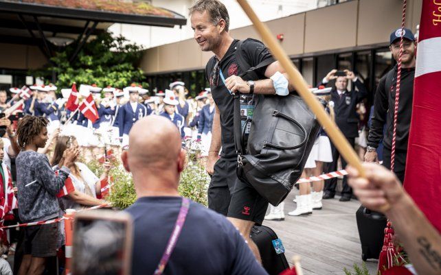 El entrenador de Dinamarca, Kasper Hjulmand, sale del hotel en Elsinore Dinamarca, el martes 6 de julio de 2021, antes de la semifinal de fútbol de la Eurocopa 2020 contra Inglaterra mañana miércoles.