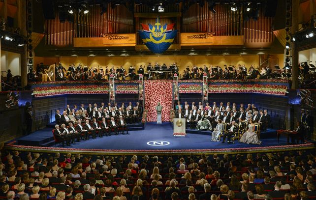 Fina ceremonia. El rey Carlos XVI Gustavo de Suecia y su familia presiden en el escenario
