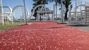 Unos de los lugares es el parque de las Colectividades, frente al cartel que dice Rosario.