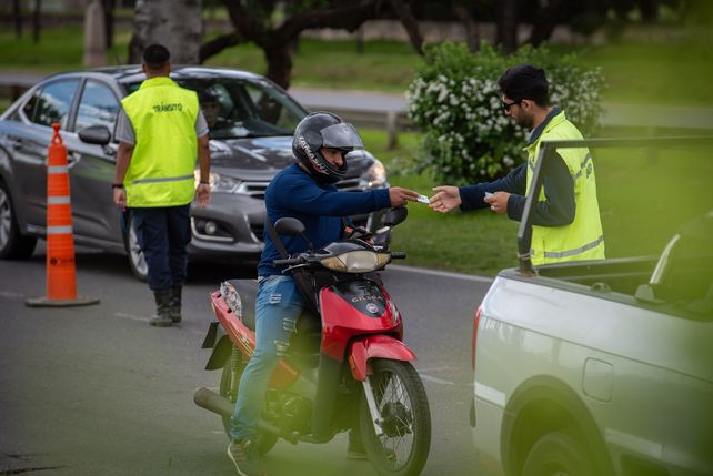 Los operativos de control incluyeron puestos de saturación en distintos barrios de Baigorria. En el despliegue participaron agentes municipales junto a fuerzas provinciales y policiales.