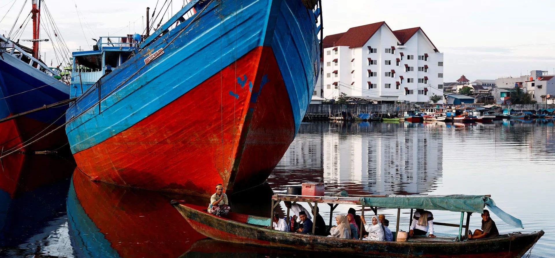 Los musulmanes viajan en un bote de madera para asistir a las oraciones masivas por Eid al-Fitr, Yakarta, Indonesia. Fotografía: Willy Kurniawan/Reuters Los musulmanes viajan en un bote de madera para asistir a las oraciones masivas por Eid al-Fitr, Yakarta, Indonesia. Fotografía: Willy Kurniawan/Reuters