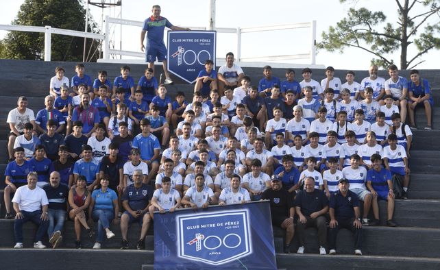 Asociación Rosarina de Fútbol. El plantel comandado por Antonio Previti junto a directivos y jugadores de inferiores celebraron el regreso de Mitre al círculo superior en el anfiteatro de Pérez.