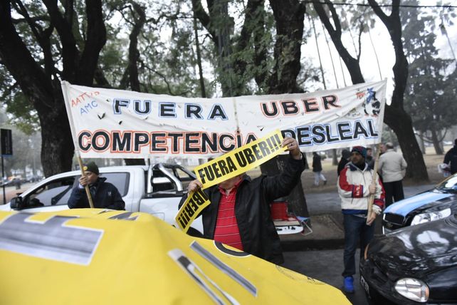 Los taxistas marcharon hoy al Monumento a la Bandera para manifestar su oposición a la llegada de Uber. 
