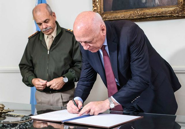 Firma. El gobernador Bonfatti