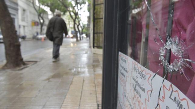 Afectados. Las balas alcanzaron a una peluquería y una salida lateral del sanatorio Plaza; ambos
