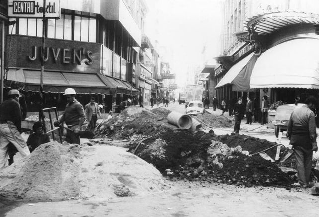 Década de 1970. Córdoba y Sarmiento durante la conversión en peatonal. 