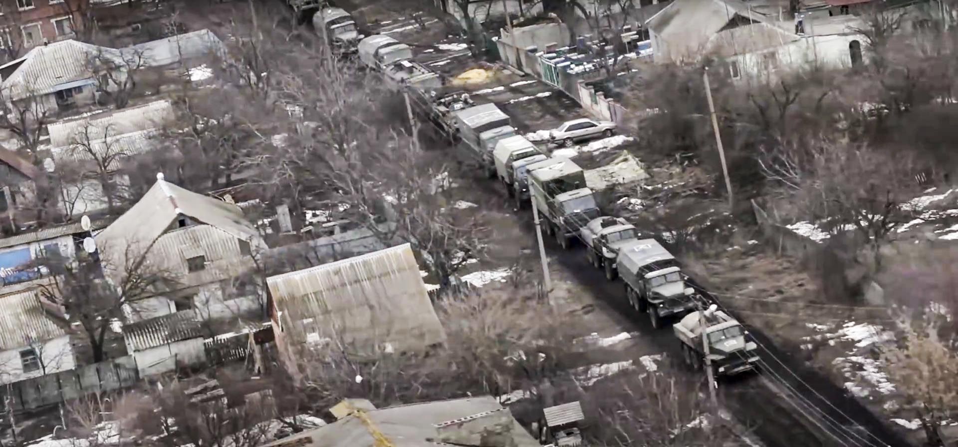 Captura de video publicado por el Servicio de Prensa del Ministerio de Defensa de Rusia el jueves 3 de marzo de 2022, una vista desde la ventana de un helicóptero militar ruso mientras sobrevuela un lugar no revelado en Ucrania.