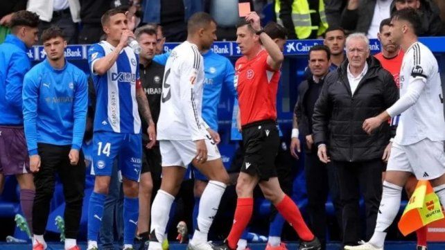 Mbappé se fue expulsado en la victoria de Real Madrid ante Alavés