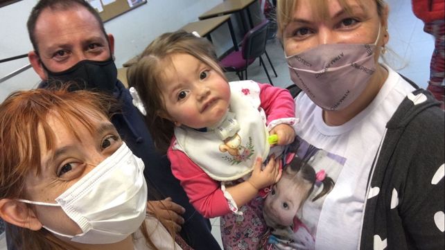 Nina y sus padres se reunieron con la jueza para pedirle una resolución que permita acceder a la medicación.