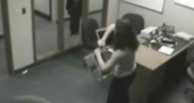 Un d&iacute;a de furia: estaban por despedirla, destroz&oacute; la notebook de su jefe y qued&oacute; todo filmado
