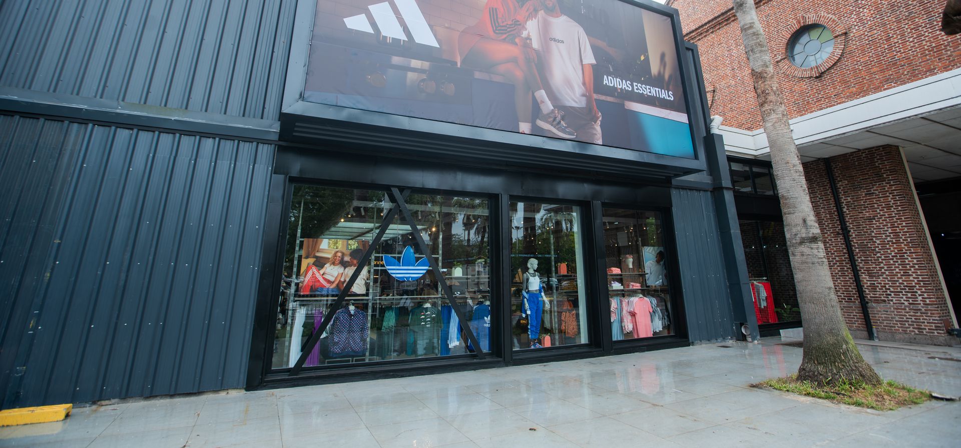 Con Lionel Messi y Antonela Roccuzzo, adidas lanza la colección Essentials en Rosario