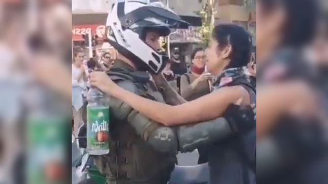 Conmovedor video de un carabinero llorando y una manifestante consolándolo