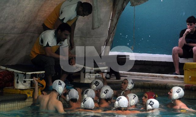 Regatas comenzó a pura victoria en la Liga de Honor de waterpolo
