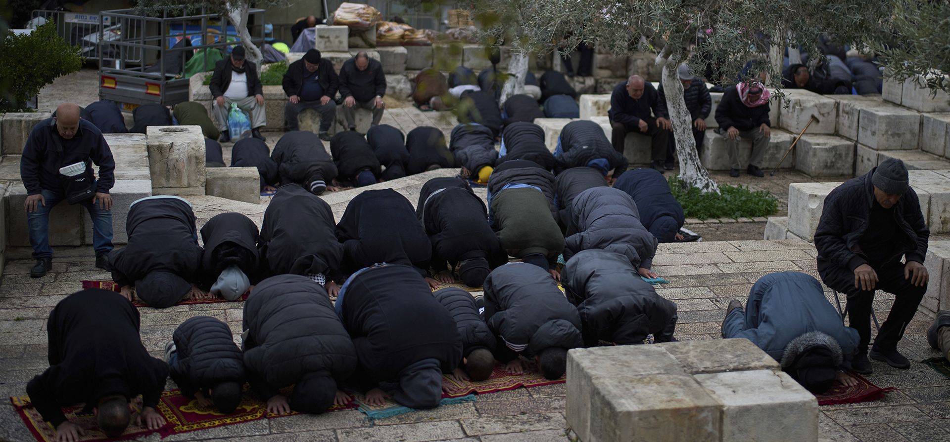 Musulmanes rezan fuera del recinto de la mezquita Al-Aqsa durante la oración del tercer viernes del mes sagrado del Ramadán en la Ciudad Vieja de Jerusalén, el viernes 7 de marzo de 2025. (Foto AP/Leo Correa) Musulmanes rezan fuera del recinto de la mezquita Al-Aqsa durante la oración del tercer viernes del mes sagrado del Ramadán en la Ciudad Vieja de Jerusalén, el viernes 7 de marzo de 2025. (Foto AP/Leo Correa)