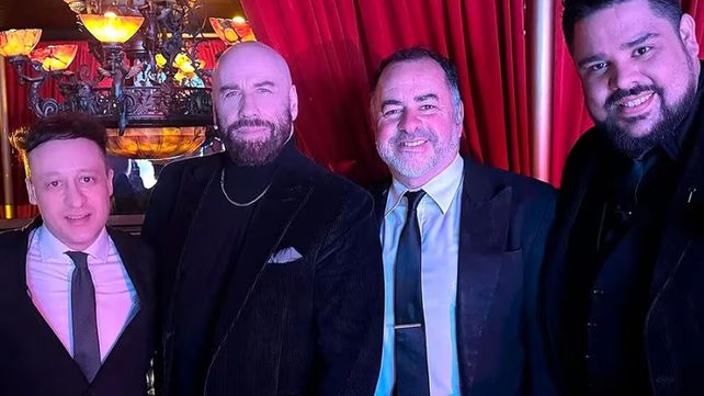 John Travolta visitó una tanguería en Buenos Aires junto a su familia y causó furor entre sus seguidores. Antes pasó por la Patagonia y visitó Bariloche