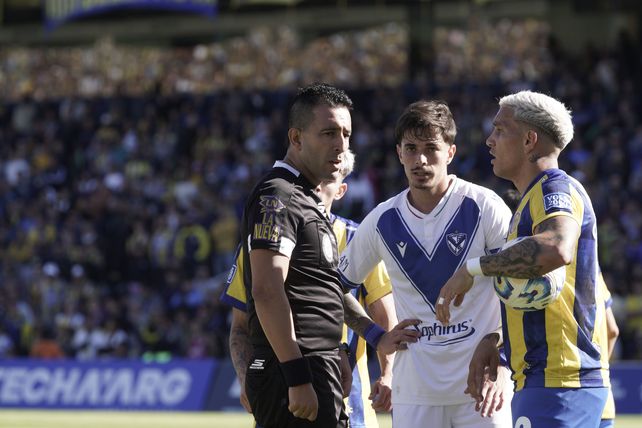 Lobo Medina, en el triunfo ante Vélez, en el Gigante. Fue la última ve que dirigió a Central.