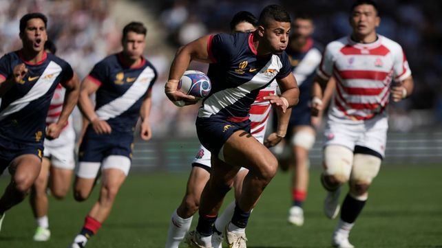 El exDuendes Santiago Chocobares corre para apoyar el try de Los Pumas al minuto de juego.