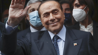 Berlusconi parece despedirse en el ingreso del Parlamento en 2021.&nbsp;