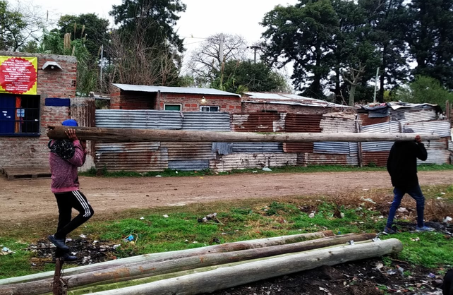 Los cinco j&oacute;venes realizan una construcci&oacute;n solidaria