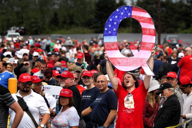 Las hipótesis conspirativas de Q Anon atraen a millones de personas frustradas. Son seguidores de Donald Trump.