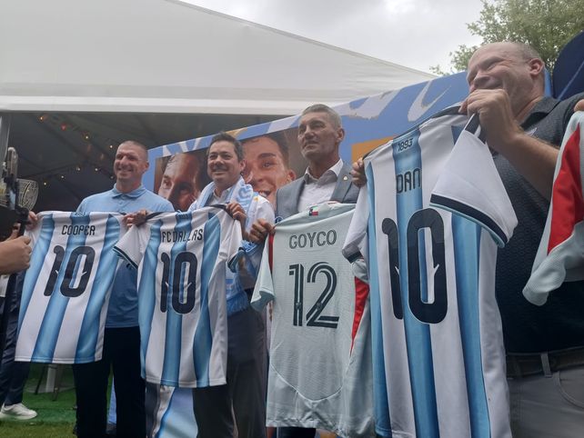 Goycochea se cansó de firmar autógrafos y sacarse fotos con los hinchas argentinos en Dallas.