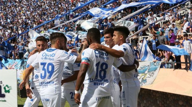 ¡Otra goleada! Godoy Cruz, escolta de Boca, mandó a Temperley a la B