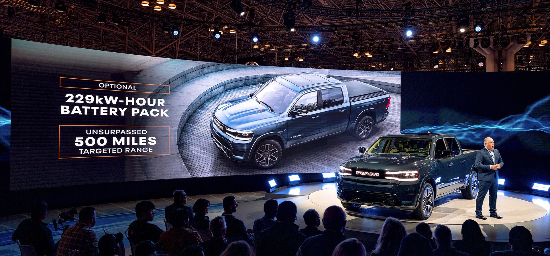 Mike Koval, director ejecutivo de la marca RAM, presenta la REV Ram 1500 en el Salón Internacional del Automóvil de Nueva York el miércoles 5 de abril de 2023. (Foto AP/Craig Ruttle)