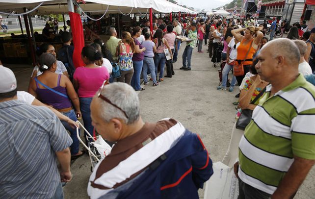Armados de paciencia. Las típicas e interminables colas de los venezolanos para tratar de conseguir alimentos.