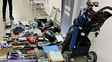 Buscan a dueños de objetos robados dentro de autos: palos de golf, raquetas de tenis y más
