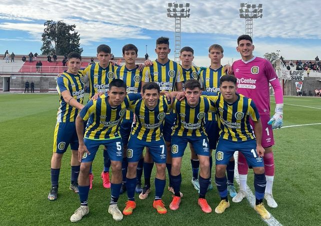 Los pibes que dirige Pirulo Rivarola, en la previa del partido ante River. El resultado les dio la espalda.