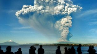 Alerta roja y evacuación en el sur de Chile por erupción de volcán Calbuco