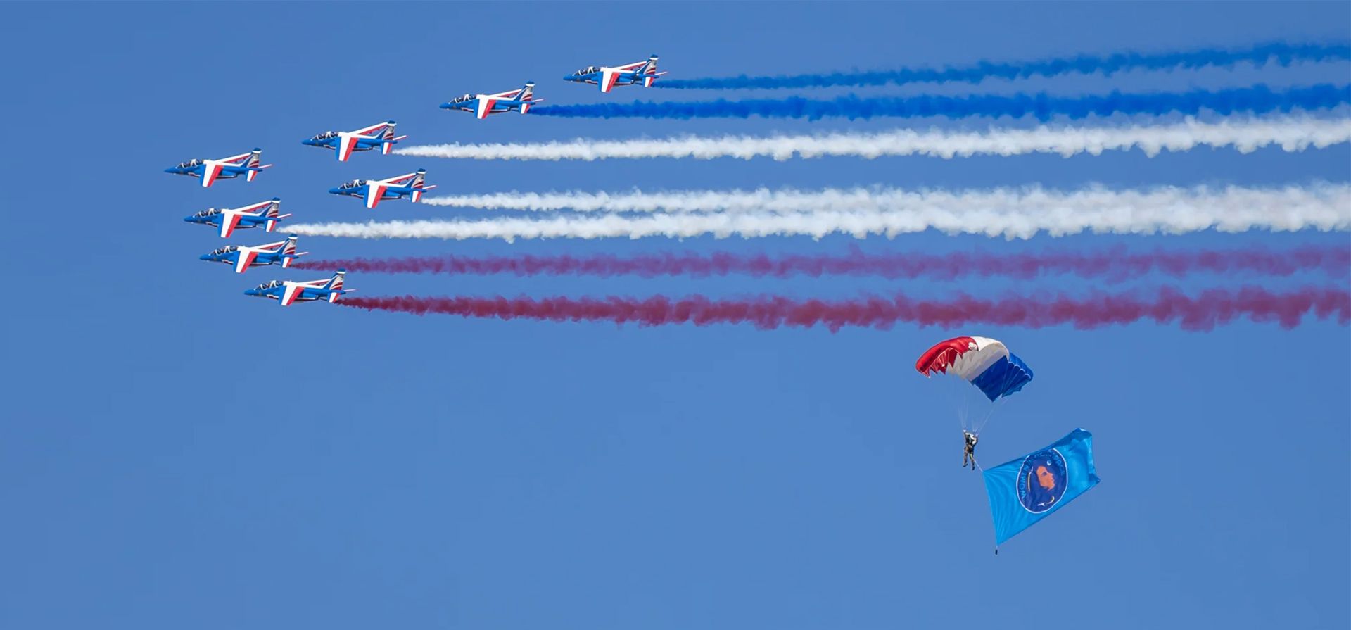El equipo de vuelo acrobático Patrouille de France realiza un sobrevuelo en el Salón Aeronáutico Internacional de París, Le Bourget, Francia. Fotografía: Christophe Petit-Tesson/EPA El equipo de vuelo acrobático Patrouille de France realiza un sobrevuelo en el Salón Aeronáutico Internacional de París, Le Bourget, Francia. Fotografía: Christophe Petit-Tesson/EPA