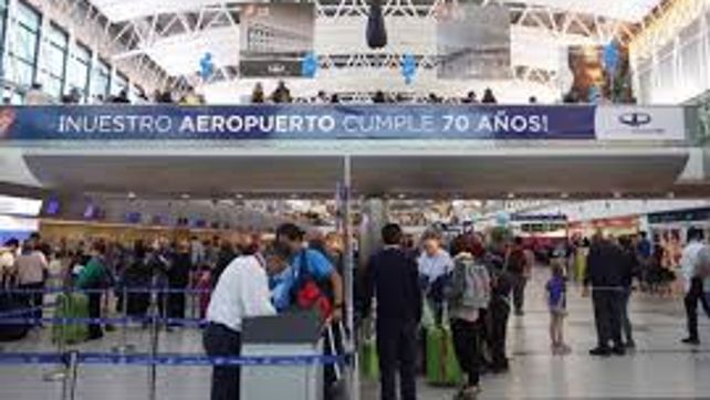 La salida de argentinos al exterior cayó 3,1% por la devaluación