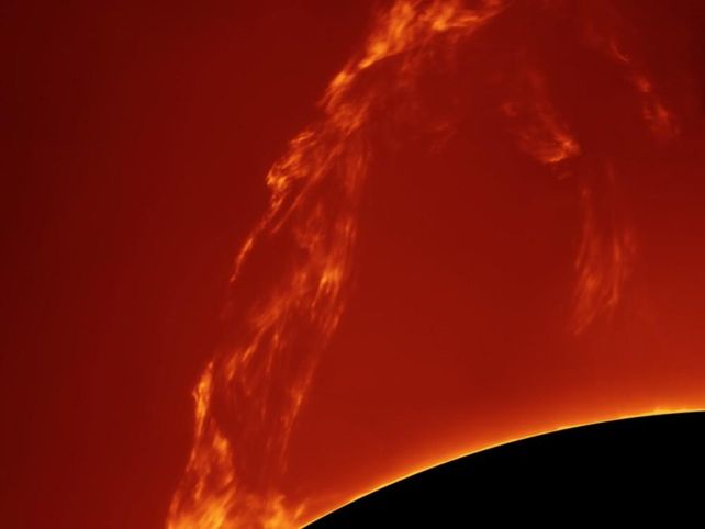 Nuestra Luna GANADOR CATEGORÍA: NUESTRA LUNA András Papp (Hungría) y su fotografía sobre nuestro satélite ha obtenido el primer puesto en la categoría de Nuestra Luna. El fotógrafo captó una imagen fantástica en la que se aprecia una división con un corte casi perfecto por la mitad