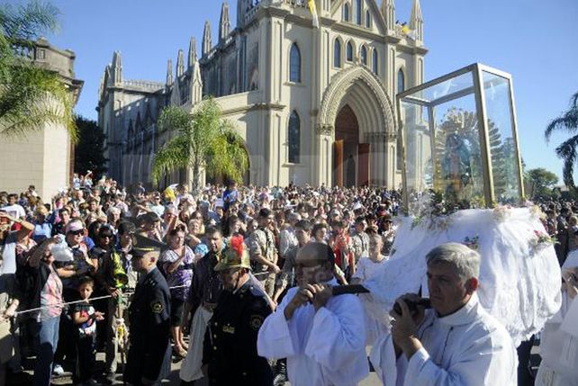 Cientos de santafesinos peregrinaron este sábado junto a la Virgen de Guadalupe