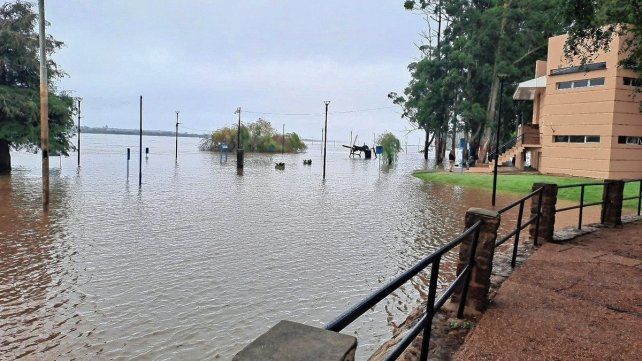 El río tapó la zona baja de la costanera de Concordia y se aproxima a los 11 metros.
