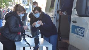 La segunda ola de coronavirus afectó a miles de argentinos, que requieren ayuda estatal.&nbsp;
