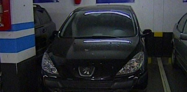 Día de furia: fue a estacionar en su cochera, encontró otro auto y le disparó siete veces