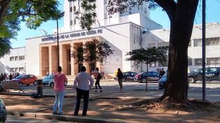 Por una falsa amenaza de bomba evacuaron el edificio de la Municipalidad