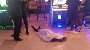 Una jubilada murió en un bingo y los jugadores siguieron apostando junto al cadáver