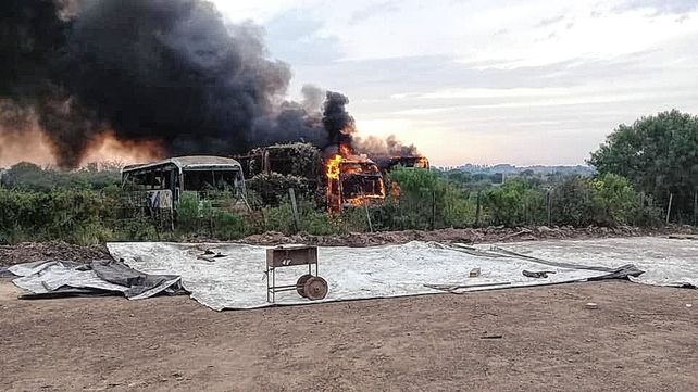 Un incendio consumió tres colectivos abandonados en Paraná