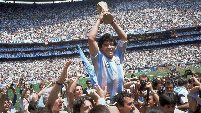 Diego Armando Maradona levantando la Copa del Mundo obtenida en México 86