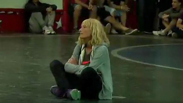 La insólita imagen de la mujer en señal de protesta durante un partido de futsal.